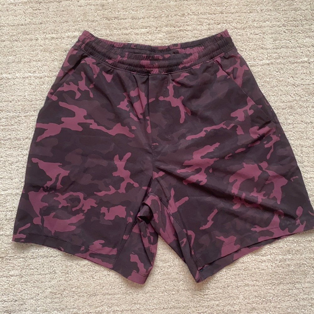 Lululemon Pacebreaker 7” Shorts Burgundy Camo